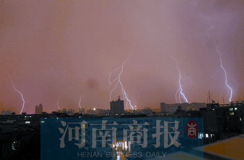 昨天21:30左右，雷電頻頻“光顧”鄭州市區(qū)