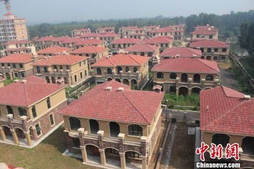 在鄭州市惠濟(jì)區(qū)花園口鎮(zhèn)申莊村的黃河岸邊，這處豪華別墅群蔚為壯觀。侯偉勝 攝