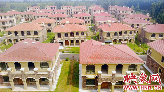 這里的別墅共計(jì)30多棟，有兩層的，也有三層的，主體、裝修都已經(jīng)完工