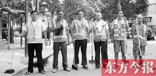 昨天下午6點，6名環(huán)衛(wèi)工人相伴乘坐B1返回27公里外的花園口村。