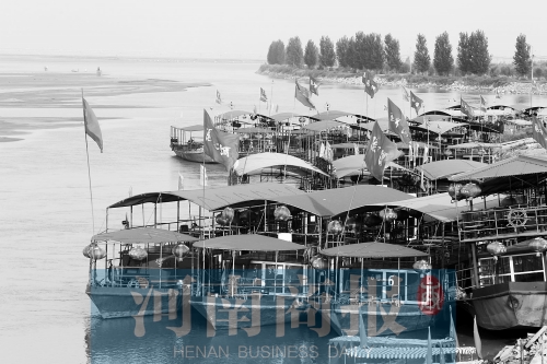 這些出航的船只，都沒(méi)有相關(guān)資質(zhì) 記者 王春勝/攝