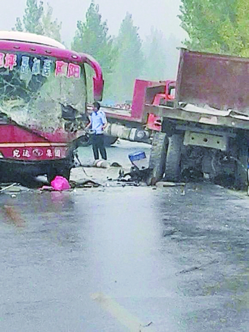 大巴車破損嚴(yán)重 大巴車破損嚴(yán)重