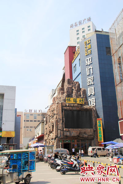 在該酒店一層的入口處，屹立著一座4層樓高的假山，氣勢雄偉。