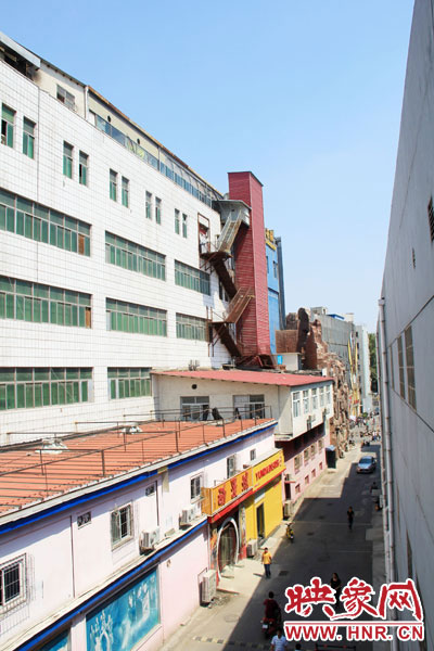 該家具賣場共6層樓，第7層建筑與其他樓層風(fēng)格迥然不同，有明顯后期加蓋痕跡