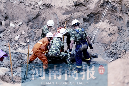 　　7個多小時的奮力救援，也沒能救回這個孩子