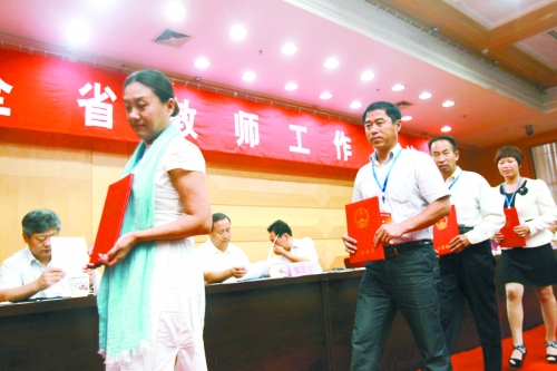 昨日，我省諸多優(yōu)秀教師獲頒“師德標(biāo)兵”、“師德先進(jìn)個(gè)人”等榮譽(yù)證書(shū)。