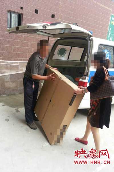 工作人員正在搬卸家具。