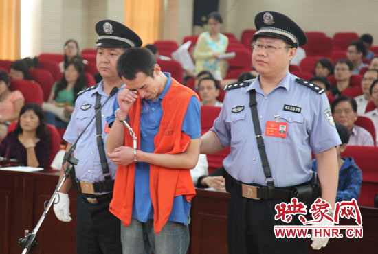 庭審現(xiàn)場，幾度流下淚水的小偉，后悔當(dāng)初太過沖動。魏海勇-攝