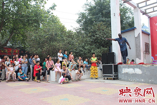 塞內(nèi)加爾羅斯和旋律鼓團(tuán)創(chuàng)辦者羅斯現(xiàn)場(chǎng)與觀(guān)眾互動(dòng)