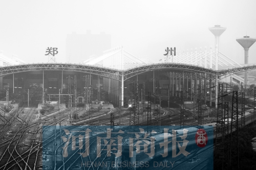 從解放路立交向南望去，火車(chē)站南側(cè)一座高樓在霧霾中若隱若現(xiàn)