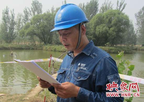 登塔之前，樊建軍在做最后的安全指示