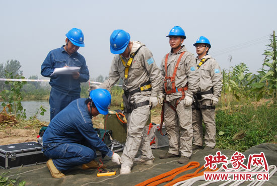 “弟兄們”每次上塔作業(yè)，樊建軍都要認真核對檢查，不容一絲失誤出現(xiàn)。