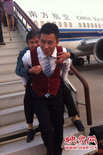 南航帥小伙兒背古稀老人下飛機(jī) 南航帥小伙兒背古稀老人下飛機(jī)