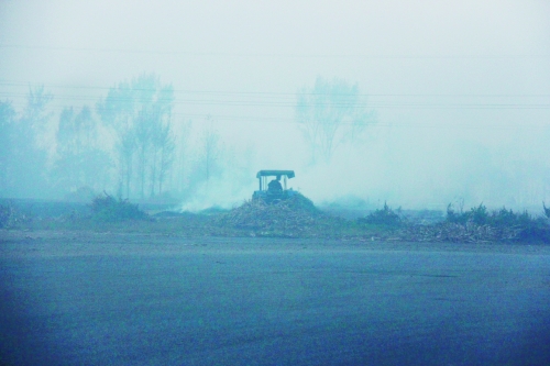 　9月底，南陽市社旗縣一處秸稈焚燒現(xiàn)場。此次督察通報(bào)，該縣被罰款9萬元。