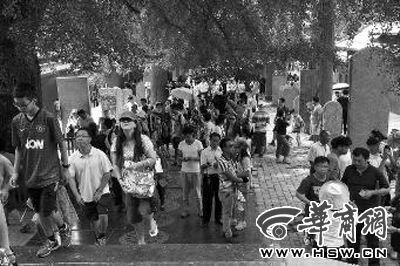 每天都有大量游客涌來(lái)，探訪(fǎng)他們心目中的少林