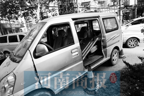 　面包車的后座上，放著被掰掉的車門