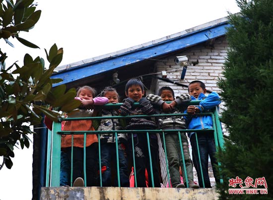 對于記者的到來，孩子們充滿了好奇