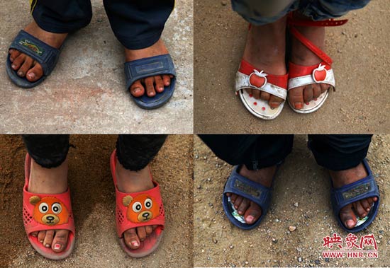 山里的溫度已經很低了，有些孩子還是光腳穿著拖鞋。