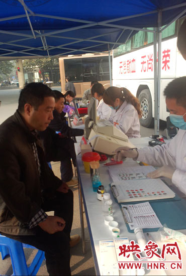 上午10時許，幾位市民在河南省人民會堂門口獻血