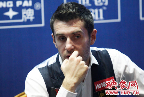 塞爾比在結(jié)束采訪(fǎng)時(shí)，情緒很低落