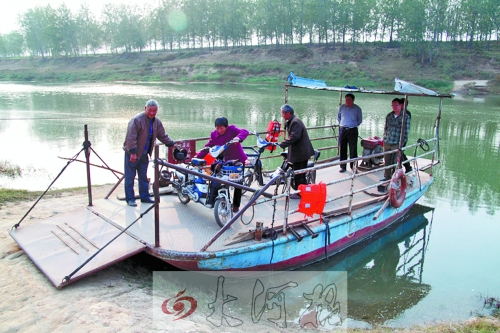 18年來，盛衛(wèi)川堅(jiān)持每日如此，為河兩岸的人擺渡。