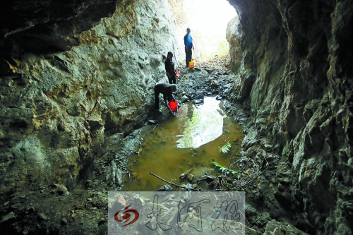 村民說以前這里的水很深，現(xiàn)在也就剩這么一點(diǎn)兒了。