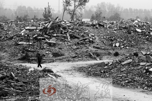 綠城街頭，海量的建筑垃圾令人觸目驚心。