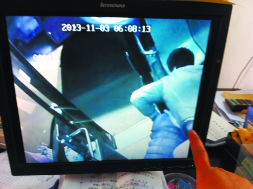 鄭州女公交車長(zhǎng)遭歹徒卡脖索錢 公司欲為其頒發(fā)委屈獎(jiǎng) 鄭州女公交車長(zhǎng)遭歹徒卡脖索錢 公司欲為其頒發(fā)委屈獎(jiǎng)