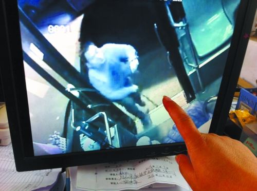 鄭州女公交車長(zhǎng)遭歹徒卡脖索錢 公司欲為其頒發(fā)委屈獎(jiǎng) 鄭州女公交車長(zhǎng)遭歹徒卡脖索錢 公司欲為其頒發(fā)委屈獎(jiǎng)