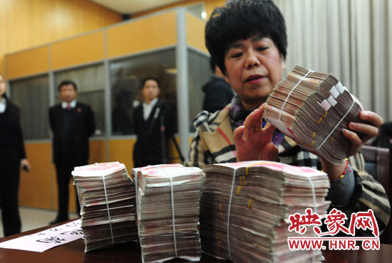 當(dāng)天共發(fā)放執(zhí)行款4110萬元。其中，支票4018萬元，現(xiàn)金92萬元。