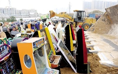 昨日16時，在鄭州市公安局治安支隊院內，省會警方集中銷毀了“雷霆”行動中查獲的賭博機等涉賭物品