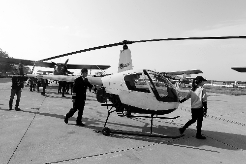 選拔賽現(xiàn)場，選手們正入場表演 記者 鄧萬里/攝