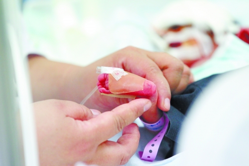 早產(chǎn)兩個月，孩子的生命之路更需要親人的陪伴。