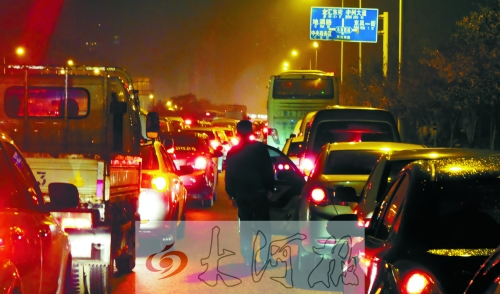 上周五晚上7點(diǎn)多,東風(fēng)東路車輛擁堵,一個多小時只能前行100米。