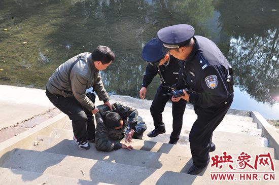 該男子滾入冰冷的金水河，嗆了幾口污水，連滾帶爬從水中出來，隨后被金水路派出所民警救上岸。