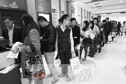 昨天,除復印材料處有新人排隊外,金水區(qū)民政局婚姻登記處大廳內處未見新人排隊的火爆場景。