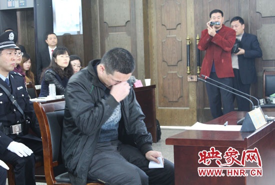 庭審現(xiàn)場，被告人常樹民哽咽著宣讀手中的悔恨書。