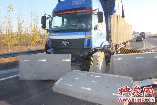 飲料瓶作祟-貨車(chē)撞隔離墩上了