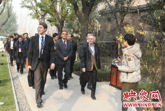 河南鄭州2013服務(wù)外包大會的嘉賓們參觀了金水科教園區(qū)和河南外包產(chǎn)業(yè)園并留下了深刻的印象。