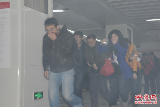 演習(xí)中，地鐵乘客從地鐵車(chē)廂中跑出。