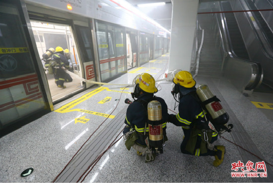 人員疏散完畢后，消防隊(duì)員開(kāi)始滅火