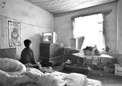 11月21日，武文英小兒子中午放學(xué)回家坐在床上看電視，母親進(jìn)看守所之后，小兒子變得沉默寡言。