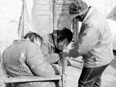 去年年初，武文英和雙胞胎腦癱兒子。圖片來源/《周口晚報(bào)》