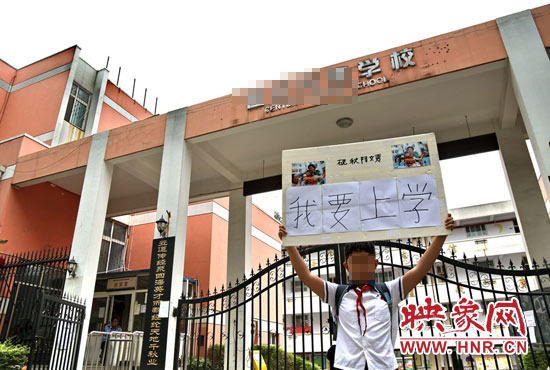 小聶對自己的母校感情很復(fù)雜。