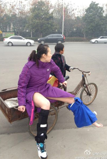 楊婕與朱婷相撞受傷下場-街頭大媽三輪送賓館。