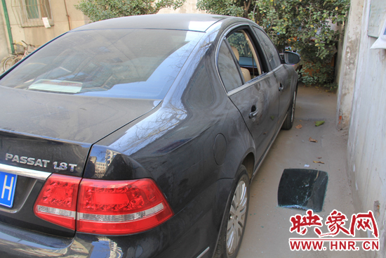 12月12日，鄭州金水區(qū)一小區(qū)汽車車窗被撬