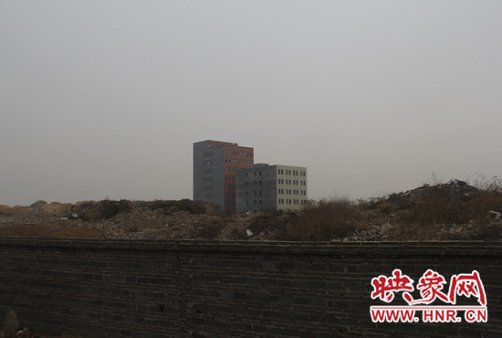 一墻之隔，但內(nèi)外環(huán)境卻截然不同