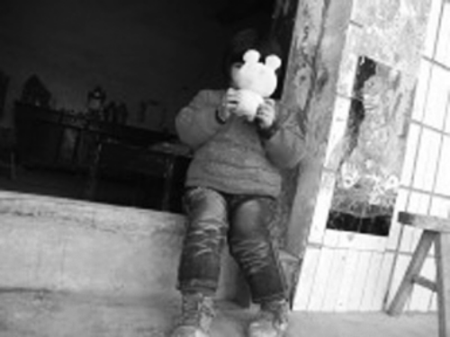 對自己的怪病，依依懵然無知。