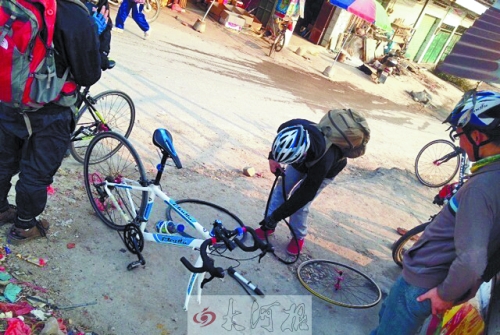 運氣不好，十分鐘被扎了兩次胎，只能自己修車。