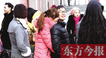 在鄭州市二七區(qū)婚姻登記處，新人們在門外排長隊